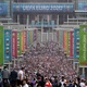 Torcedores se aglomeram fora de Wembley antes da final da Eurocopa entre Inglaterra e Itália - Daniel Leal-Olivas/AFP
