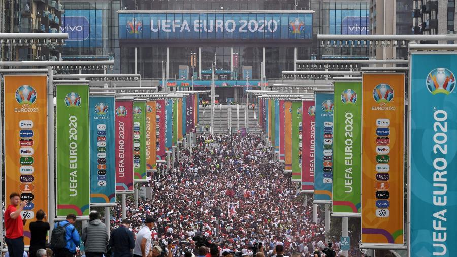 Torcedores se aglomeram fora de Wembley antes da final da Eurocopa entre Inglaterra e Itália - Daniel Leal-Olivas/AFP