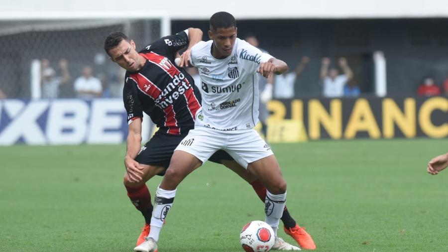 Ângelo, jogador do Santos, em disputa de bola na partida contra o Botafogo-SP pelo Paulistão 2022 - Ivan Storti/Santos FC 