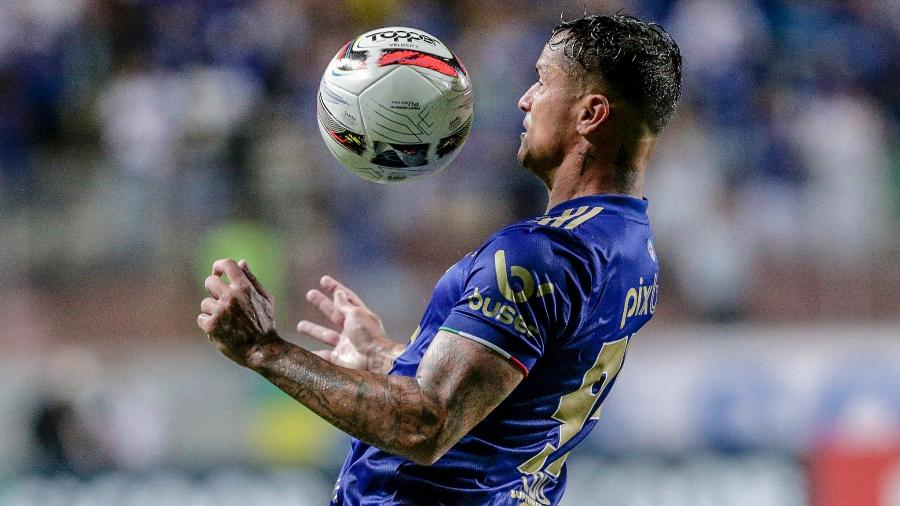 Edu domina bola em jogo pelo Cruzeiro  - staff Images