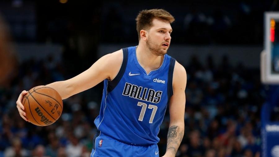 Luka Doncic dribla a bola durante jogo contra o Utah Jazz - Tim Heitman/Getty Images