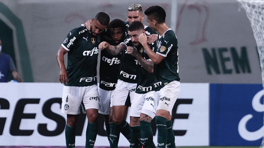 Jogadores do Palmeiras comemoram o gol de Zé Rafael, na partida contra o I. Petrolero, pela Libertadores - Ettore Chiereguini/AGIF