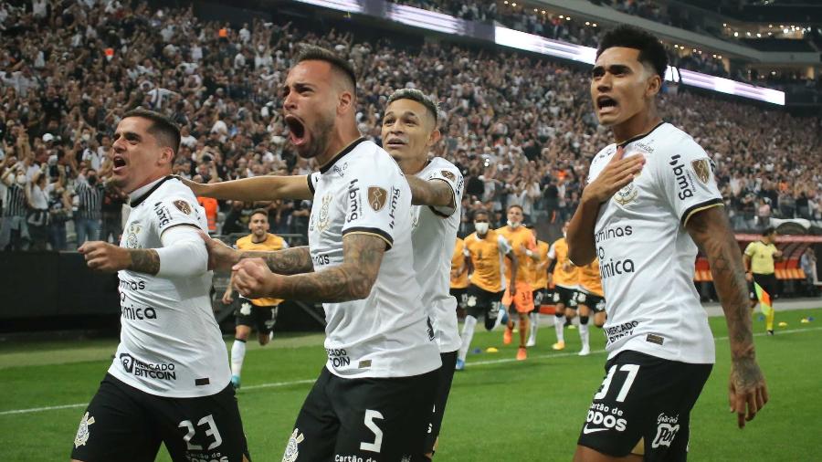 Fagner, Maycon, Adson e Du Queiroz comemoram gol do Corinthians sobre o Boca Juniors - NELSON GARIBA/AGÊNCIA F8/ESTADÃO CONTEÚDO