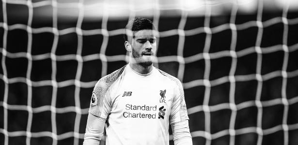 Jogador do Liverpool dedica gol a Alisson após morte do pai do