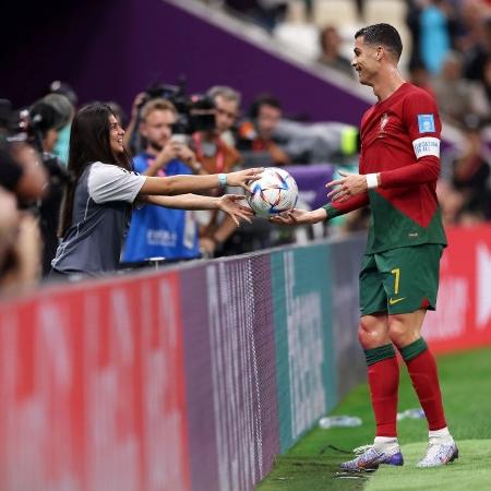 A gandula brasileira Eduarda Mello entregando a bola para Cristiano Ronaldo na partida entre Portugal e Suíça, pelas oitavas da Copa do Mundo do Qatar - Maddie Meyer/Getty