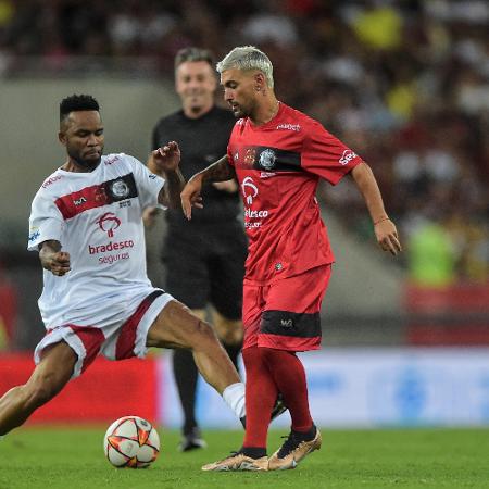 Arrascaeta aplicou uma caneta no ex-jogador Carlos Alberto, durante o Jogo das Estrelas - Thiago Ribeiro/AGIF