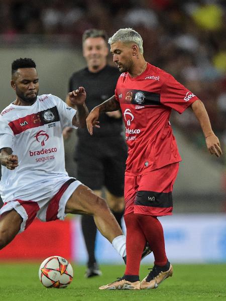 Arrascaeta aplicou uma caneta no ex-jogador Carlos Alberto, durante o Jogo das Estrelas - Thiago Ribeiro/AGIF