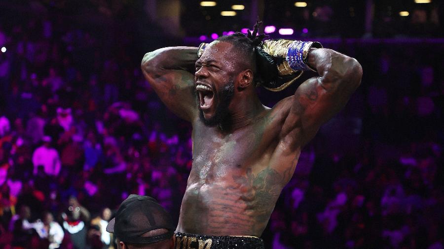 Deontay Wilder comemora vitória sobre Robert Helenius, em outubro de 2022. - AL BELLO/AFP