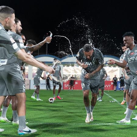 Neymar leva banho dos jogadores do Al-Hilal durante treino da equipe