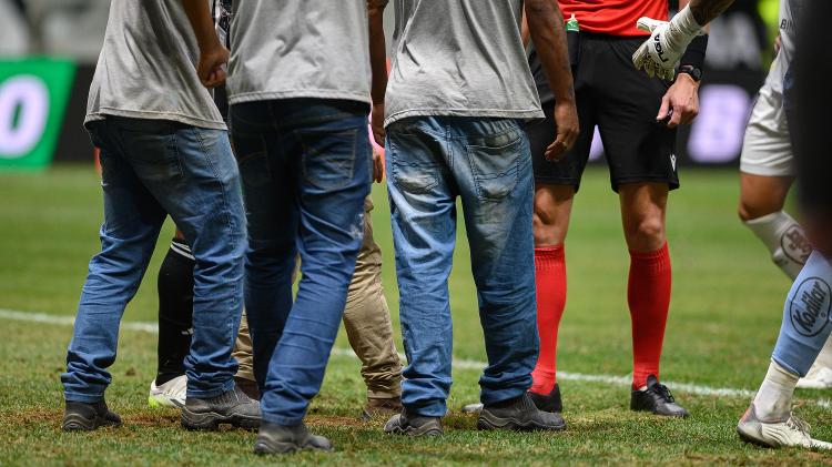 Gramado da Arena MRV sofre durante jogo entre Atlético-MG e Santos pelo Campeonato Brasileiro