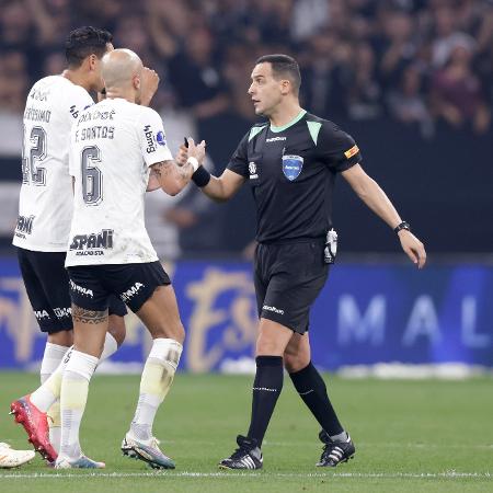 Jogadores do Corinthians reclamam com o árbitro em jogo contra o Fortaleza pela Sul-Americana