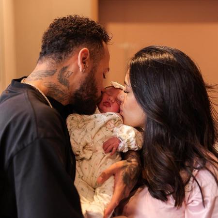 Neymar e Bruna Biancardi beijam a filha recém-nascida