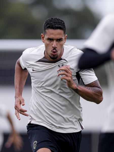 Lucas Veríssimo durante treino do Corinthians