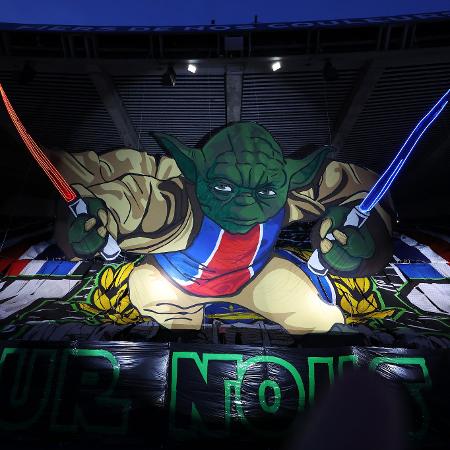 Mosaico da torcida do PSG com Yoda, personagem de Star Wars, para o jogo contra o Barcelona
