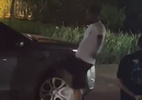 Ex-jogador Carlos Alberto quebra carro após ação de expulsão em condomínio