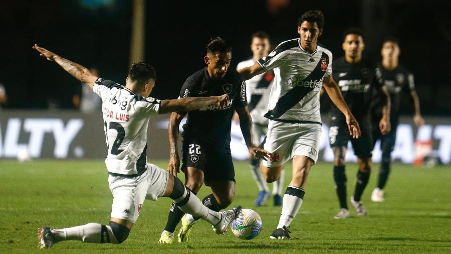 Vasco e Botafogo se enfrentaram em São Januário pela 12ª rodada do Campeonato Brasileiro