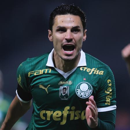 Raphael Veiga comemora gol em Palmeiras x Corinthians, jogo do Campeonato Brasileiro