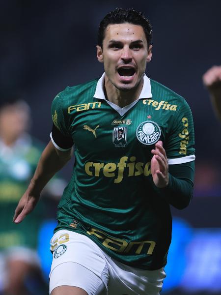 Raphael Veiga comemora gol em Palmeiras x Corinthians, pelo Campeonato Brasileiro