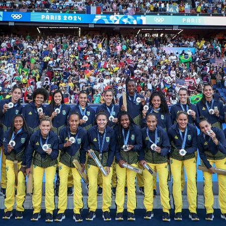 Jogadoras da seleção brasileira feminina comemoram prata nas Olimpíadas de Paris 2024