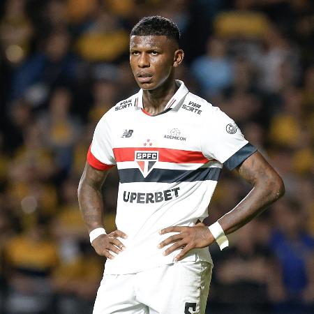 Robert Arboleda, zagueiro do São Paulo, durante partida contra o Criciúma pelo Campeonato Brasileiro