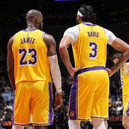 LeBron James e Anthony Davis, do Los Angeles Lakers, em jogo contra o Toronto Raptors, pela NBA