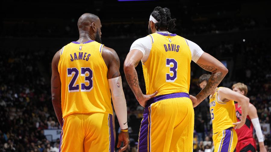 LeBron James e Anthony Davis, do Los Angeles Lakers, em jogo contra o Toronto Raptors, pela NBA