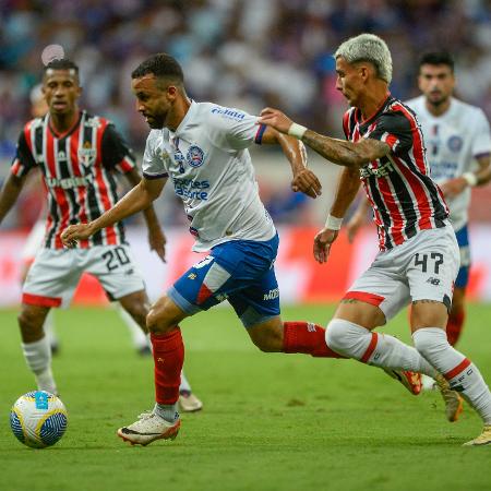 Caio Alexandre tenta sair da marcação durante Bahia x São Paulo, jogo do Campeonato Brasileiro - Jhony Pinho/AGIF