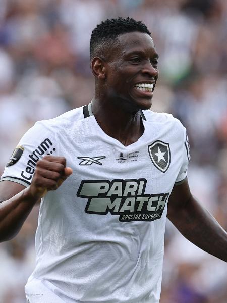 Luiz Henrique comemora após marcar para o Botafogo na final da Libertadores contra o Atlético-MG