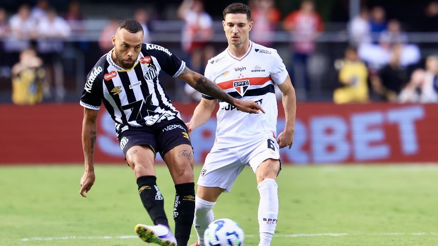 Cédric e Guilherme em ação durante jogo entre São Paulo e Santos no Brasileirão