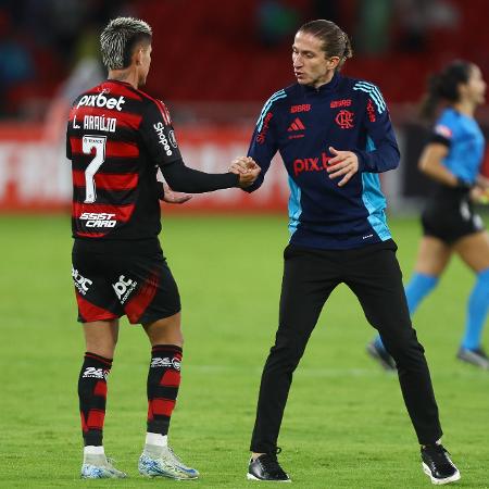 Técnico Filipe Luís cumprimenta atacante Luiz Araújo em LDU x Flamengo, em Quito Técnico Filipe Luís cumprimenta atacante Luiz Araújo em LDU x Flamengo, em Quito