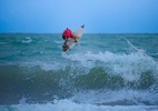 Joia brasileira de 13 anos impressiona com aéreo nota 10 em etapa; assista - Thiago Cavalcanti / CBSurf