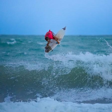 Arthur Vilar voando alto para a nota 10 - Thiago Cavalcanti / CBSurf