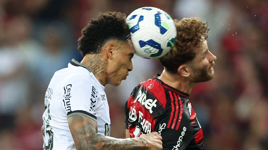 Igor Jesus, do Botafogo, e Léo Pereira, do Flamengo, disputam a bola no clássico no Maracanã