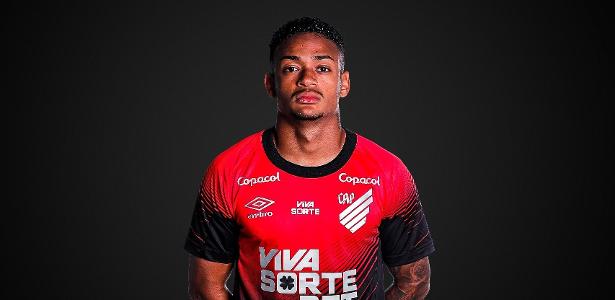 Léo Derik, do Athletico, é condenado a 13 anos de prisão por estupro