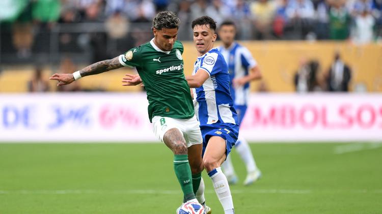 Richard Ríos e Gabri Veiga brigam pela bola em Palmeiras x Porto pelo Mundial Richard Ríos e Gabri Veiga brigam pela bola em Palmeiras x Porto pelo Mundial