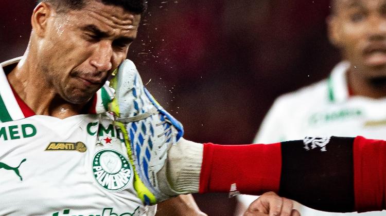 carrascal-atinge-o-rosto-do-zagueiro-murilo-no-flamengo-x-palmeiras-1779587120278_v2_750x421 Palmeiras domina Flamengo no Maracanã e abre 7 pontos na liderança do Brasileirão