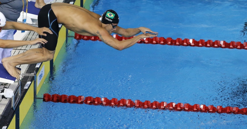 Thiago Pereira mergulha para disputar a bateria classificatória do revezamento 4 x 100 m livre
