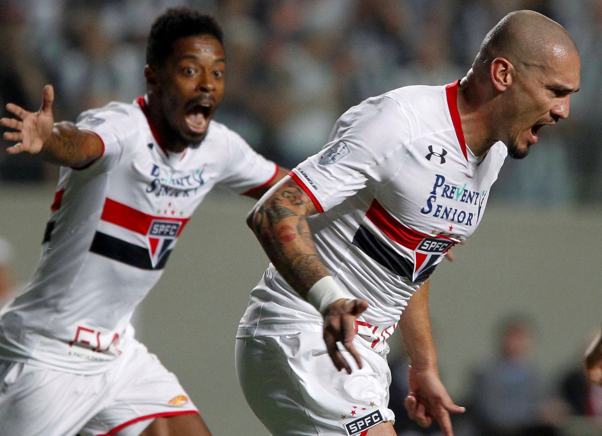 Michel Bastos e Maicon comemoram o gol do zagueiro pelo São Paulo contra o Atlético-MG, na Libertadores - REUTERS/Washington Alves