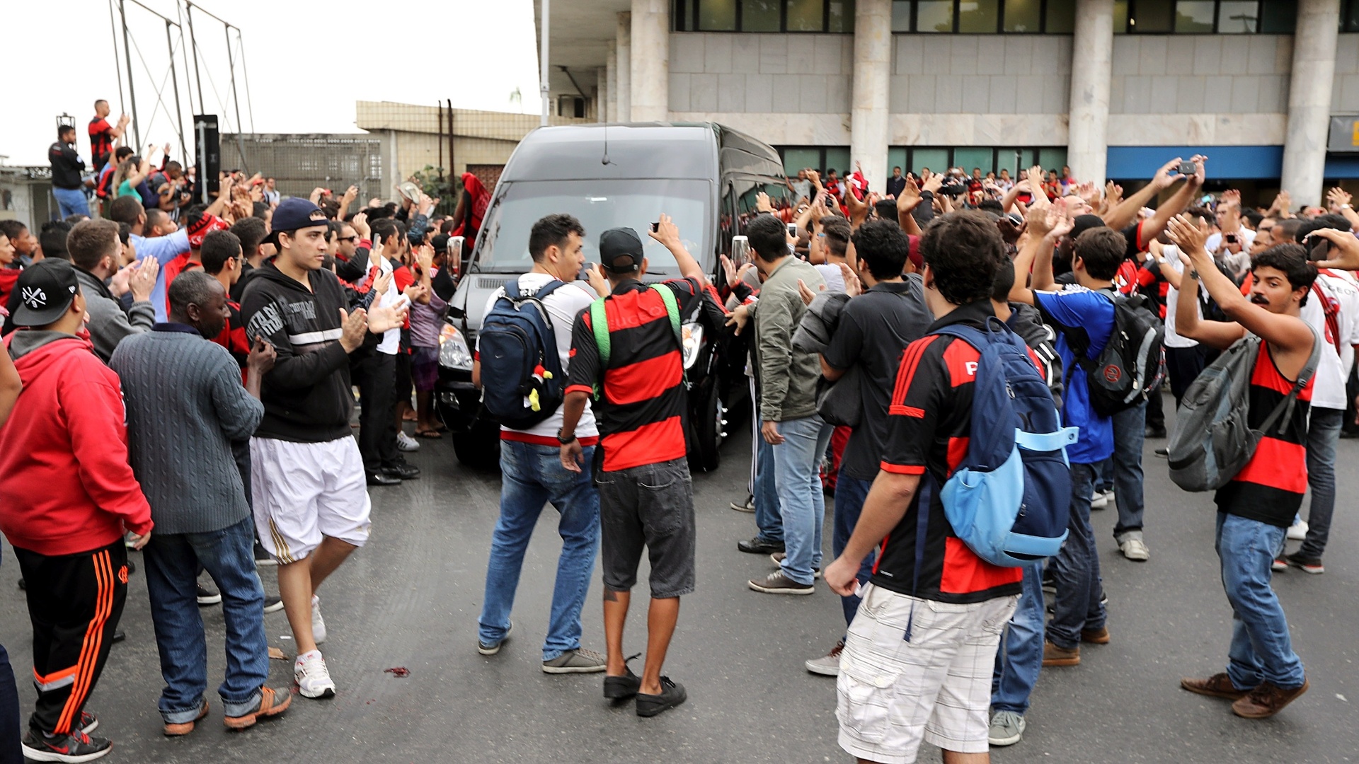 Torcedores do Fla seguiram Diego até o lado de fora do aeroporto e correram atrás do carro do jogador - Júlio César Guimarães/ UOL