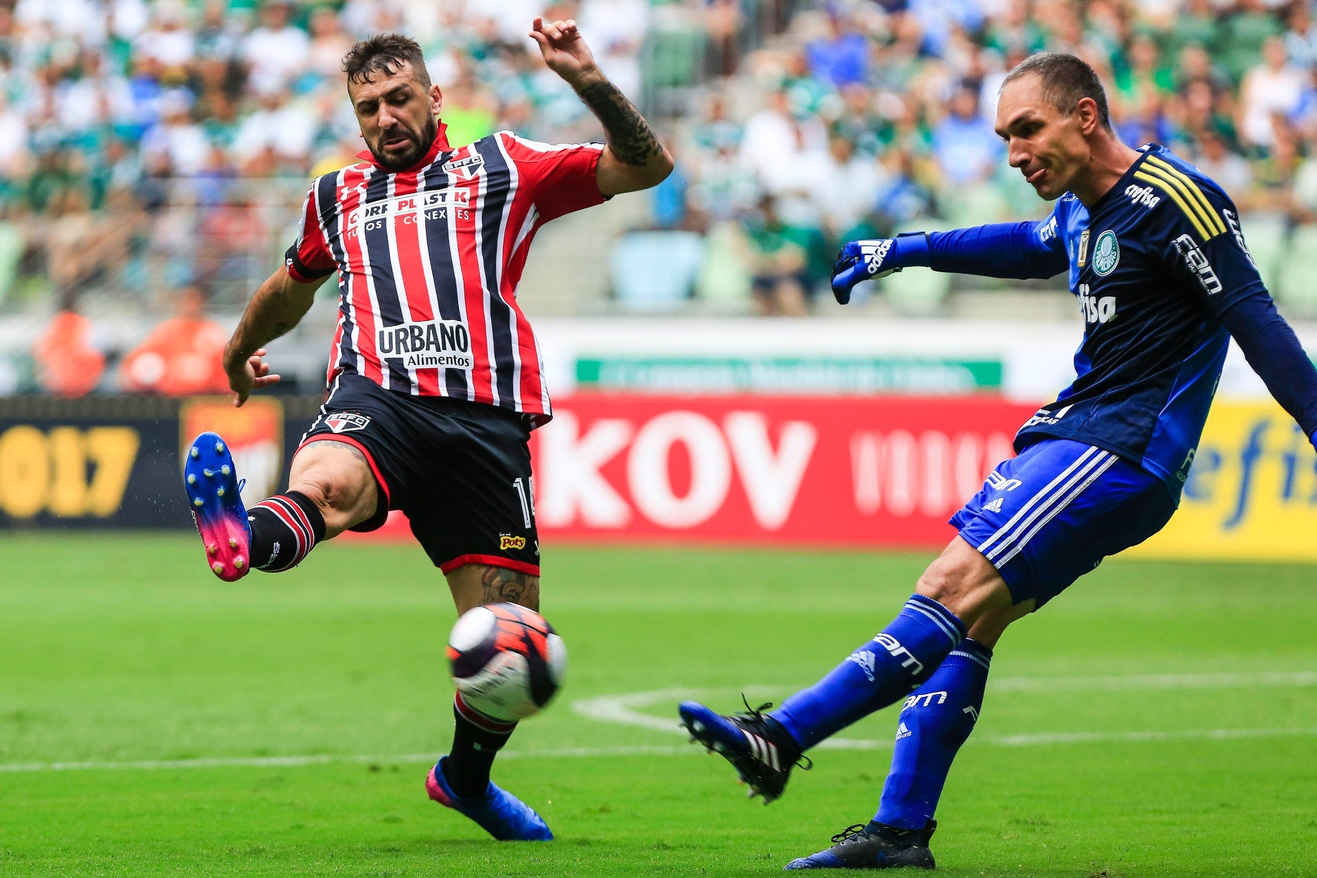 Lucas Pratto, do São Paulo, tenta cortar chute de Fernando Prass, do Palmeiras - Ale Cabral/AGIF