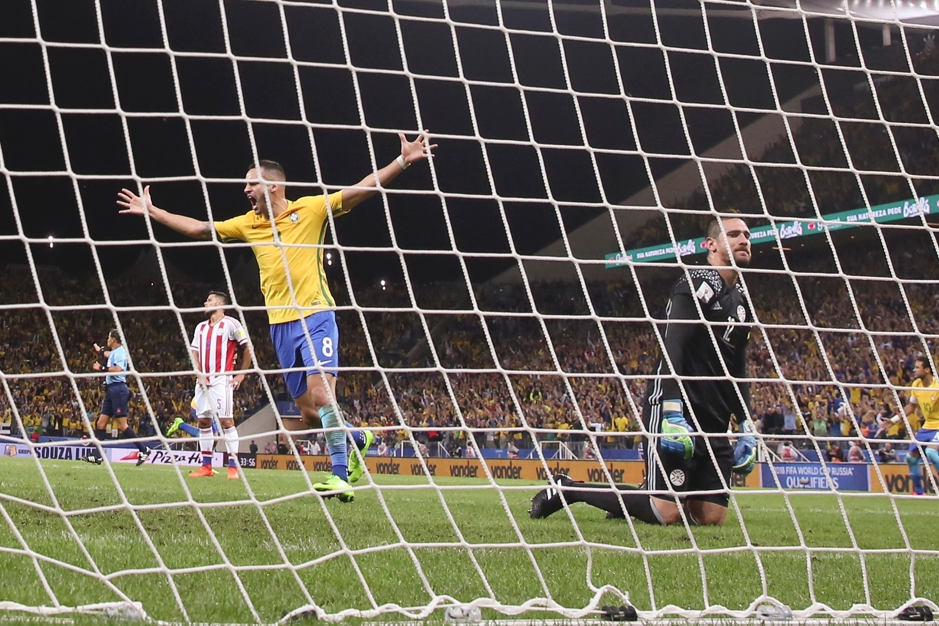 Andre Penner/AP - Renato Augusto comemora primeiro gol brasileiro contra o Paraguai