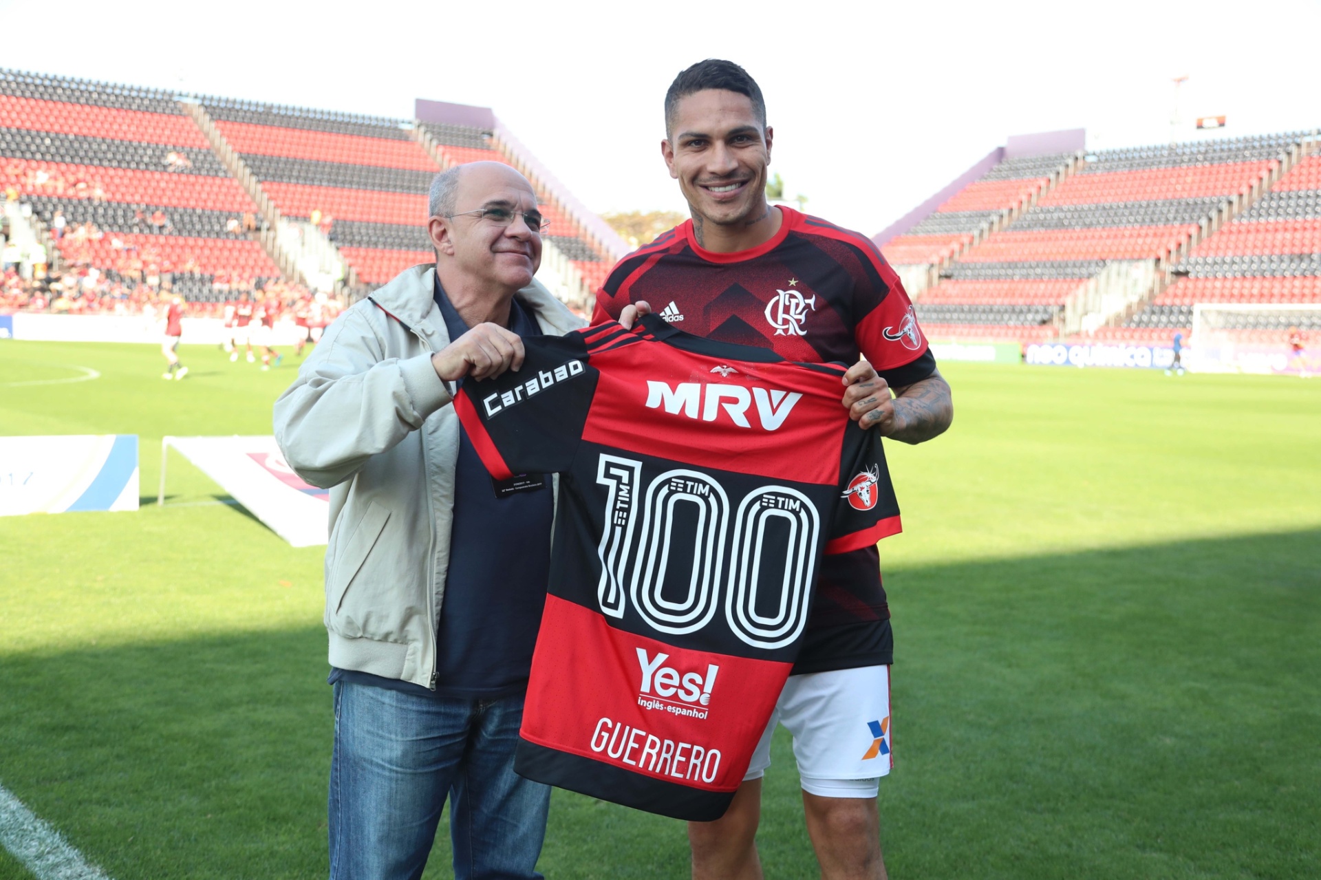 Guerrero completa 100 jogos pelo Flamengo no confronto com o Atlético-PR - undefined