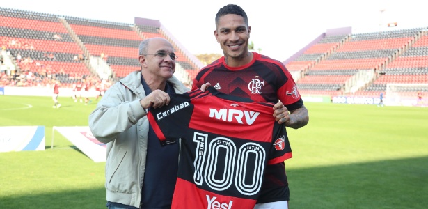 Paolo Guerrero completou recentemente 100 jogos pelo Flamengo e foi homenageado - Gilvan de Souza/Flamengo