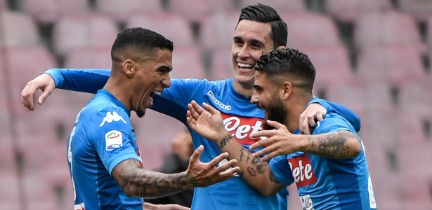 Brasileiro Allan (esq.) comemora primeiro gol do Napoli na vitória sobre o Sassuolo - ANDREAS SOLARO / AFP
