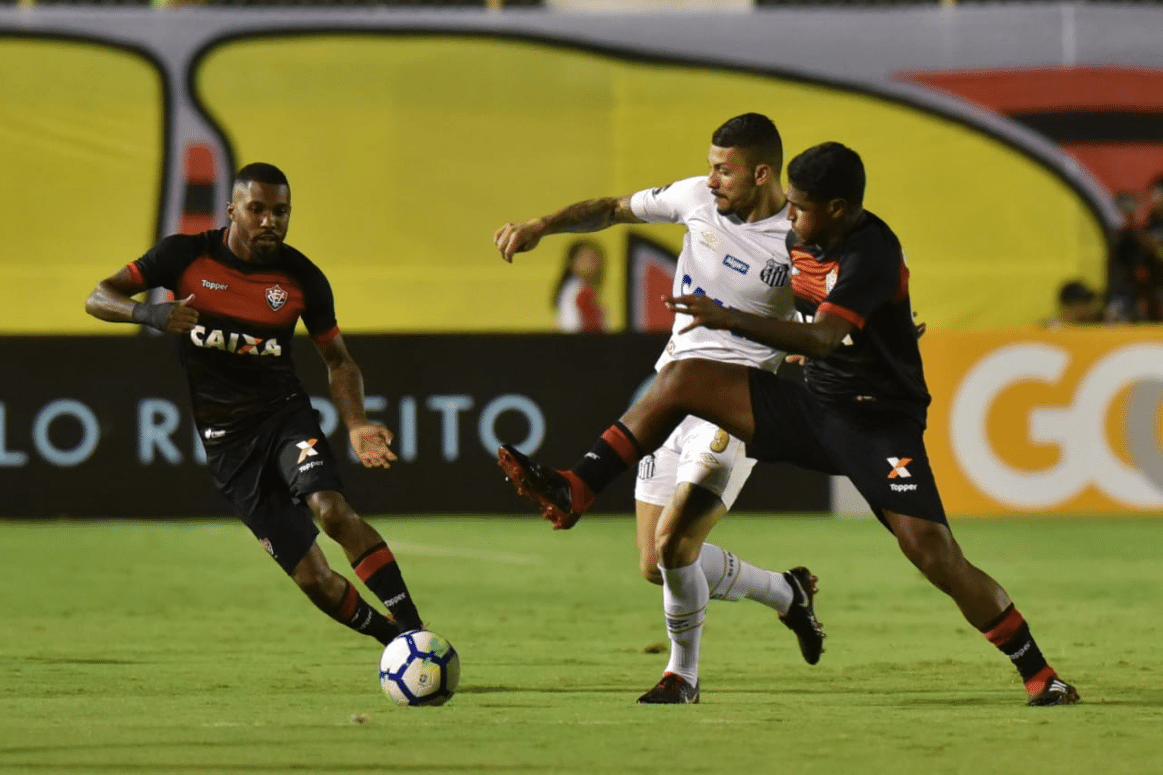 Alisson tenta roubo de bola durante duelo entre Vitória e Santos pelo Brasileirão
