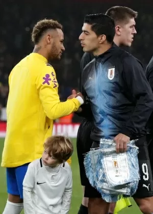 Neymar e Suárez se cumprimentam antes de Brasil x Uruguai - Peter Cziborra/Reuters - Peter Cziborra/Reuters