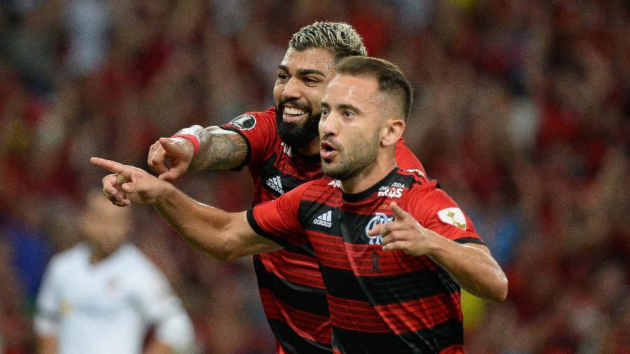 Everton Ribeiro e Gabigol comemoram um dos gols do Flamengo na tranquila vitória sobre a LDU - Alexandre Vidal / Flamengo
