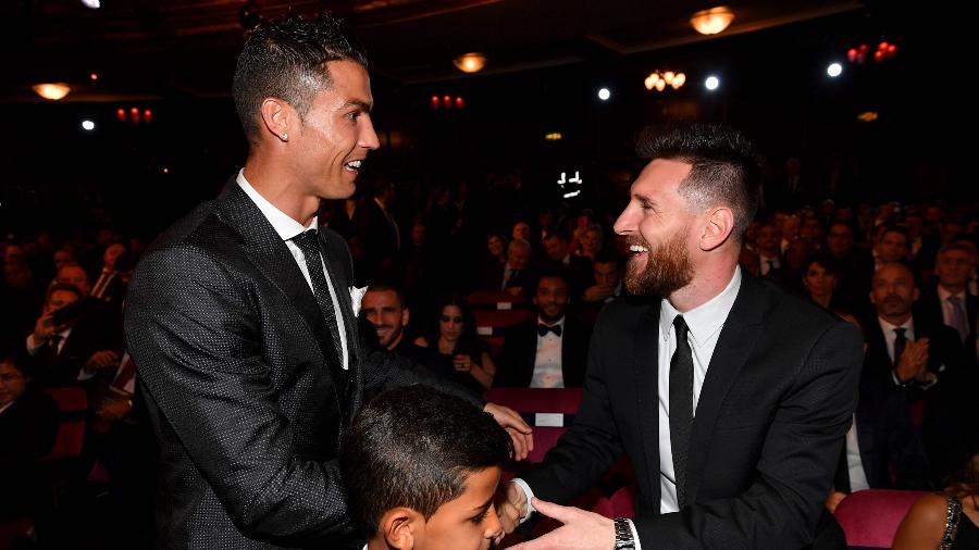 Cristiano Ronaldo e Lionel Messi se cumprimentam durante premiação da Fifa - AFP PHOTO / Ben STANSALL