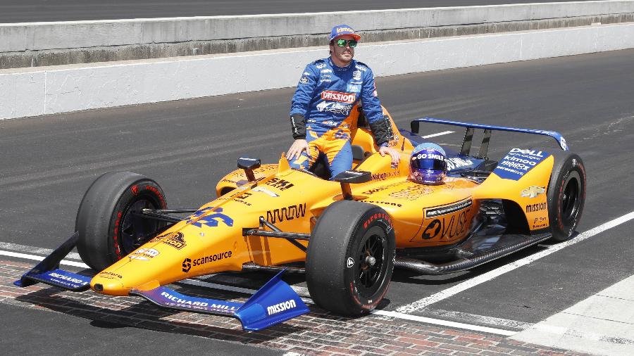 Fernando Alonso posa com sua McLaren nos treinos da Indy 500 - Brian Spurlock-USA TODAY Sports