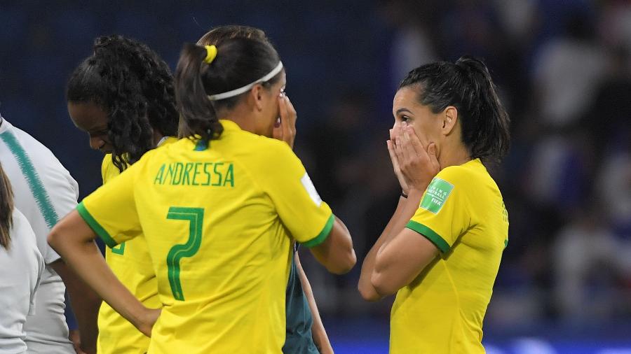 Andressa Alves e Thaisa choram após eliminação do Brasil - Loic Venance/AFP
